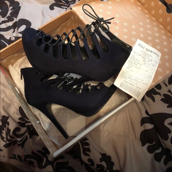 Call it spring navy heels - Picture 2 of 4